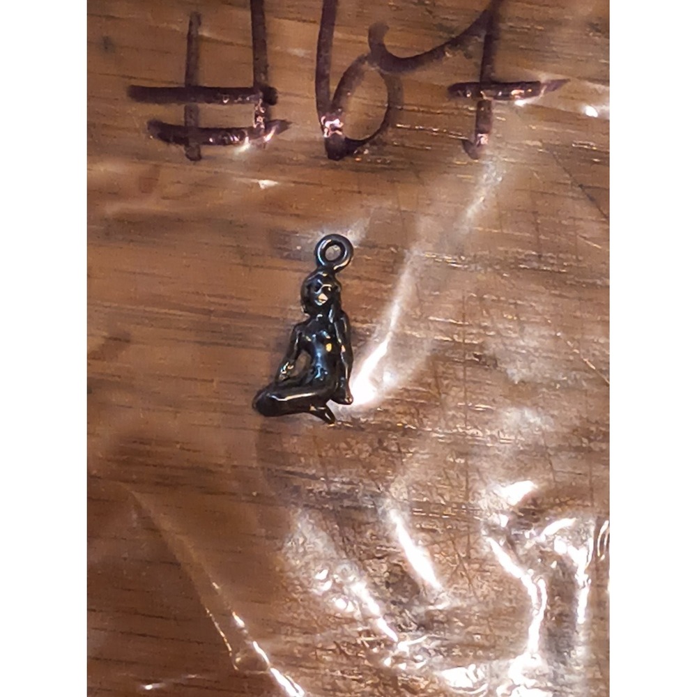 kneeling nude woman charm pendant female figure / pinup Black 925 vintage